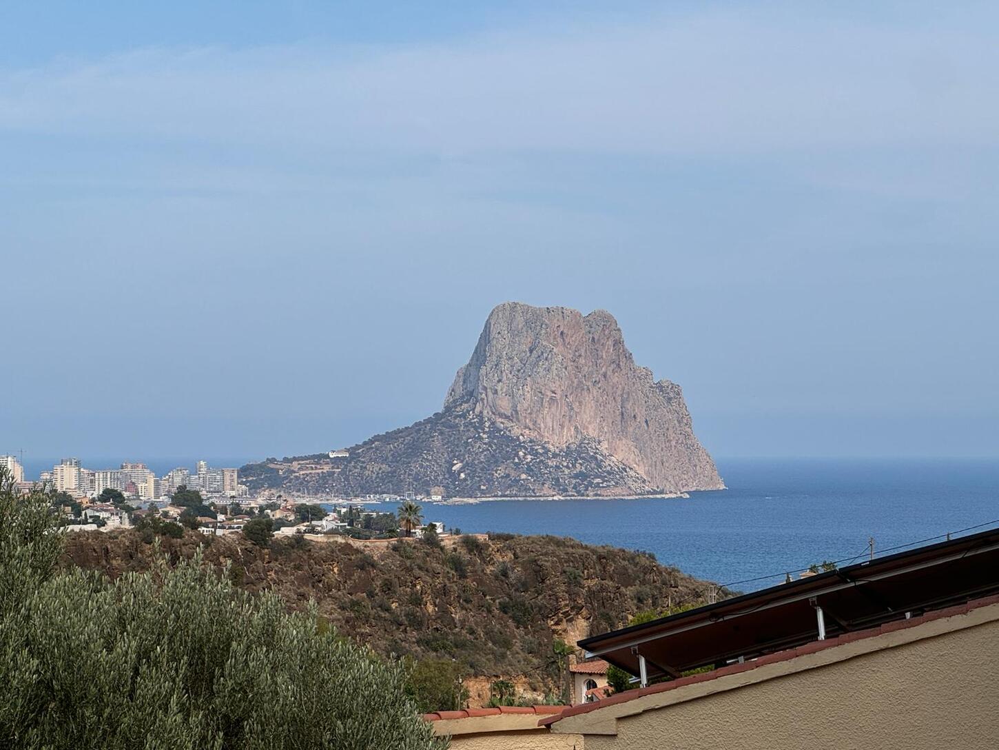 Villa de 3 chambres et 2 salles de bains à Calpe, proche de la ville et des services. La maison forme 2 logements pouvant être habités indépendamment.